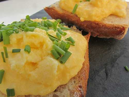 Oeufs brouillés à la ciboulette