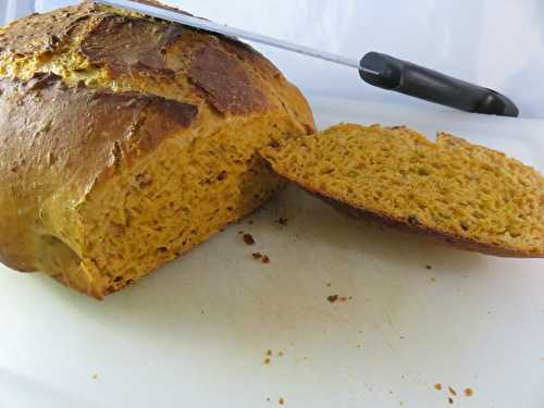 Pain à la tomate confite, olive verte et herbes de Provence