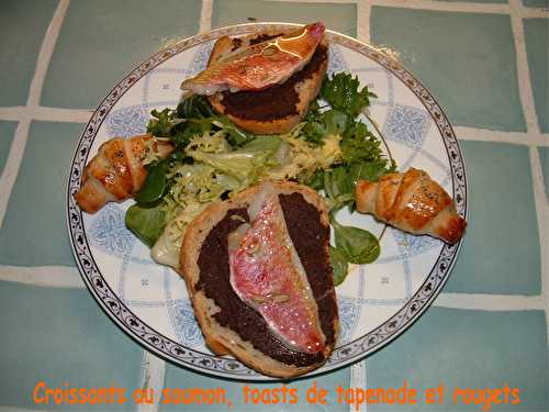 Petites tartines de filets de rougets en salade, à l'anis sur un pain à l'huile d'olive