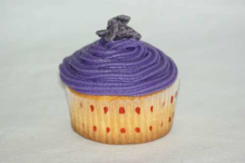 Petits gâteaux crème au beurre et violette