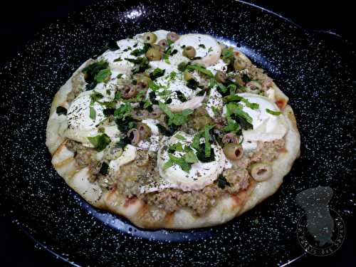 Pizza à la tapenade verte, Chavignol et herbes fraîches