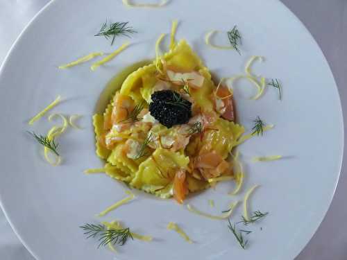 Raviolis au citron de Menton, sauce au saumon et citron safranée