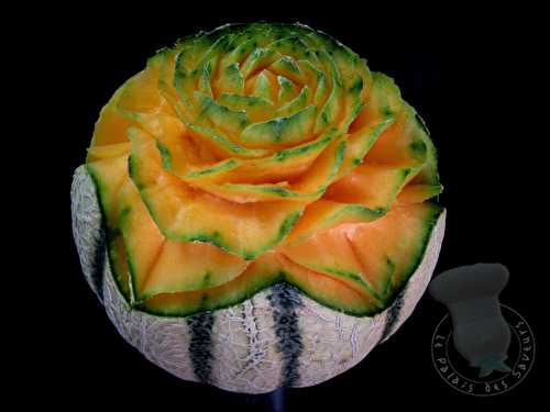 Rose sur melon avec pétales ondulés