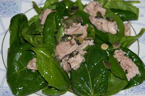 Salade d'épinards au foie de morue fumé et graines de courge