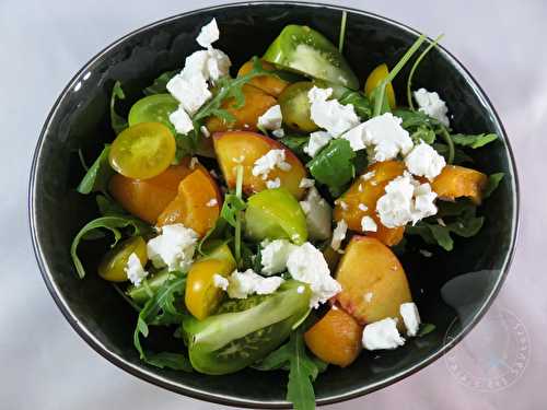 Salade tomates, pêches, abricots et féta