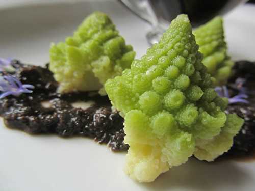 Selle d'agneau en croûte d'herbes, purée d'olives noires et chou romanesco