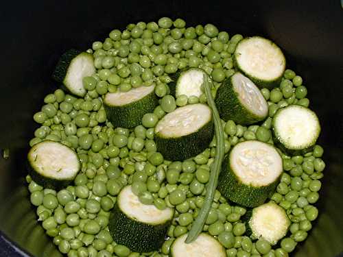 Soupe de petits pois et courgette aux ravioles de ricotta basilic