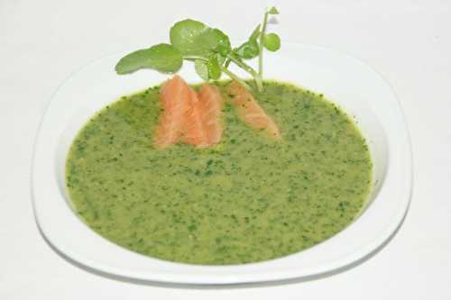 Soupe de pois cassés au cresson et au saumon frais