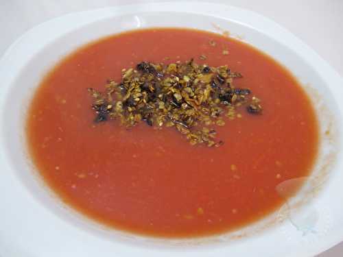 Soupe froide de tomates à l'ail, granola salé
