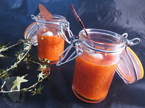 Soupe glacée de poivron tomate, quenelle de fromage frais au citron, pétale d'olive
