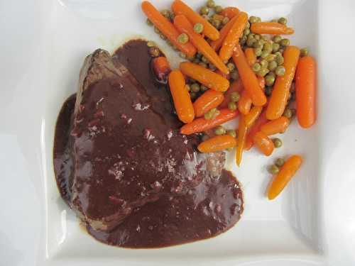 Steak de taureau AOP mariné à l'huile d'olive, sauce au vin rouge et à la tapenade - Le Palais des Saveurs