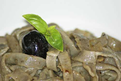 Tagliatelles aromatisées à la tapenade d'olives noires et basilic