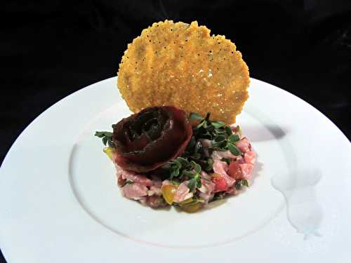 Tartare de veau aux câpres, tomates anciennes et basilic, tuile parmesan