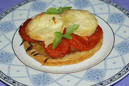 Tartelettes fines à la tomate, aux oignons doux et au Pélardon