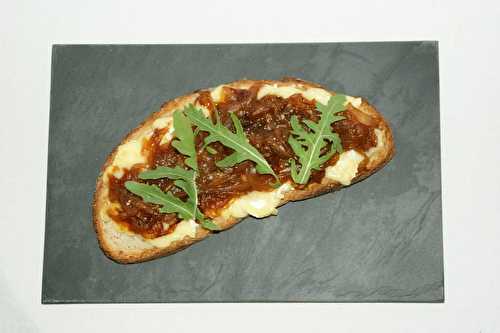 Tartine au Camembert et au confit d'oignons doux des Cévennes