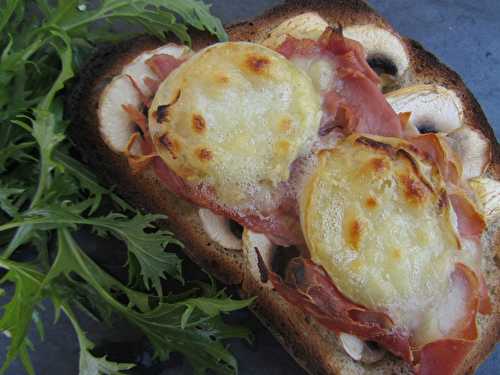 Tartine champignons, jambon, chèvre