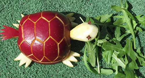 Tortue sur une pomme: Sculpture de fruit