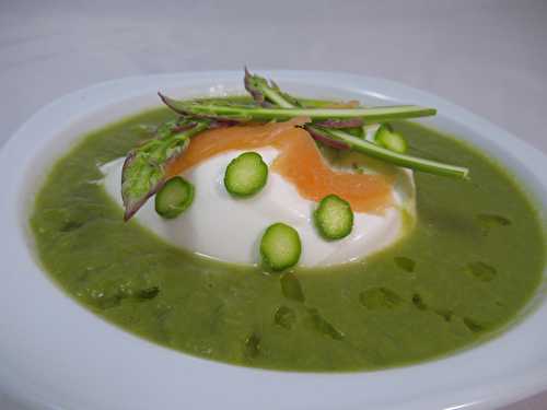 Velouté d'asperges vertes, burrata at saumon fumé