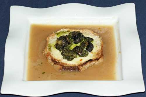 Velouté d'oignons, escargots persillés sur croûtons gratinés