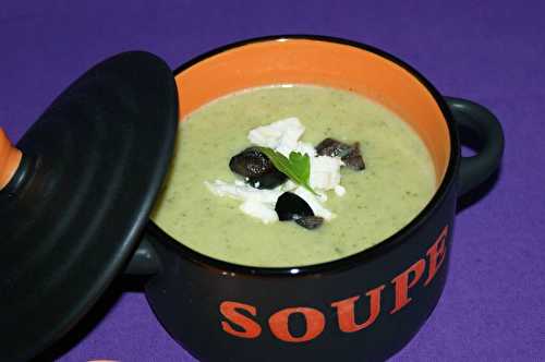 Velouté de courgettes, miettes de chèvre et d'olives