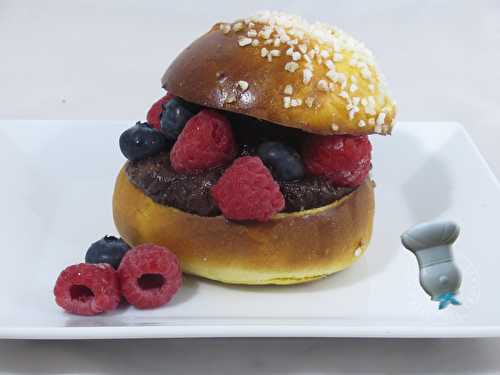 Burger sucré fruits rouges chocolat