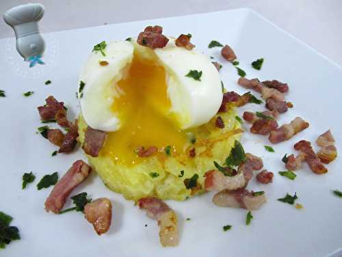 Paillasson de pomme de terre, oeuf mollet, lardons grillés