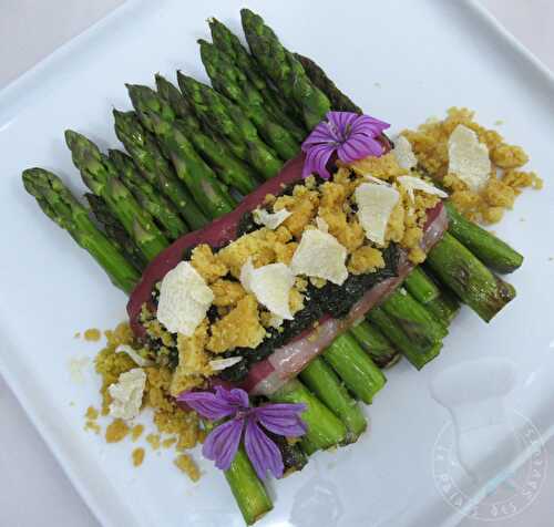 Asperges rôties, magret séché, crumble parmesan