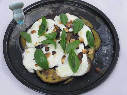 Salade d'aubergines rôties à la mozzarella et aux pignons