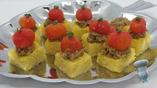 Cubes de polenta, tapenade, Tomate-cerise