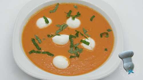 Velouté glacé de tomates aux billes de mozzarella