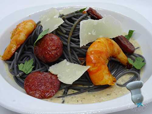 Linguine à l'encre de seiche, crevettes, chorizo et crème de parmesan