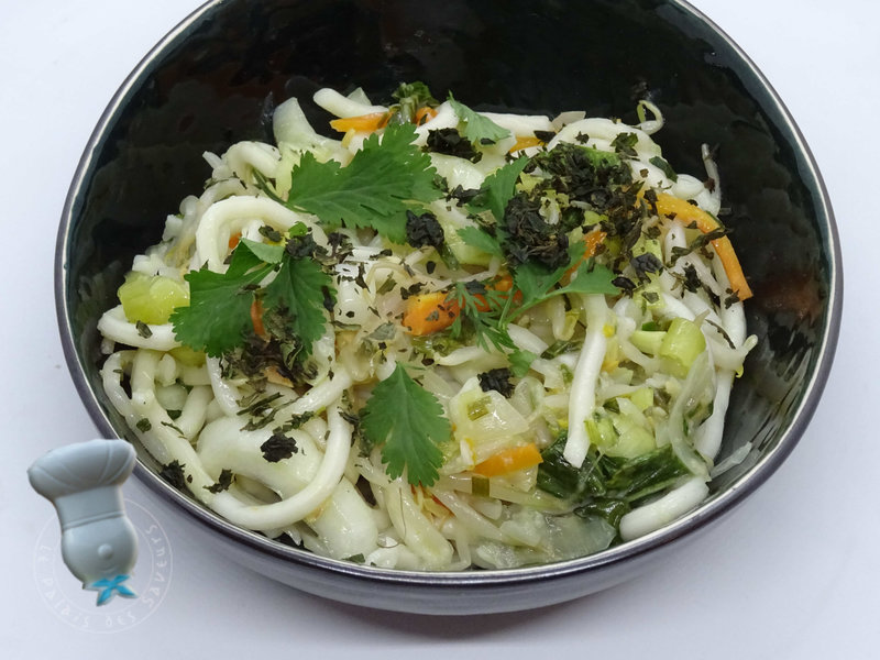 Udon aux légumes et herbes