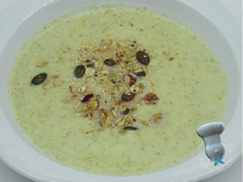 Velouté de brocoli au chèvre frais, granola salé