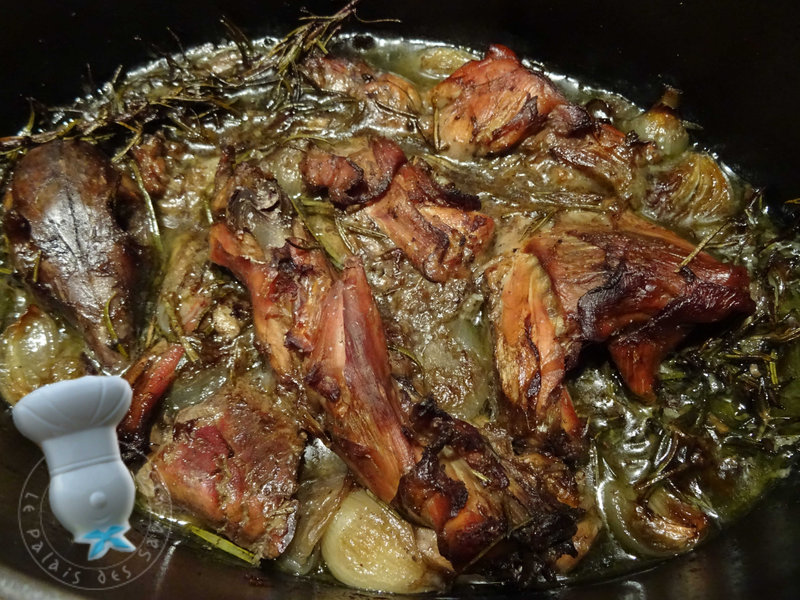 Lapin confit au vin blanc et au romarin