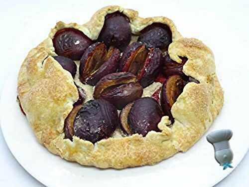 Tarte rustique aux quetsches, à la poussière de lune