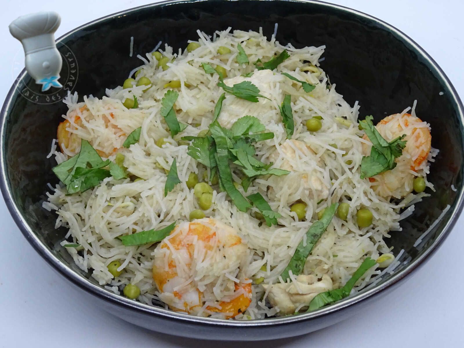 Vermicelles au poulet, crevettes et petits pois