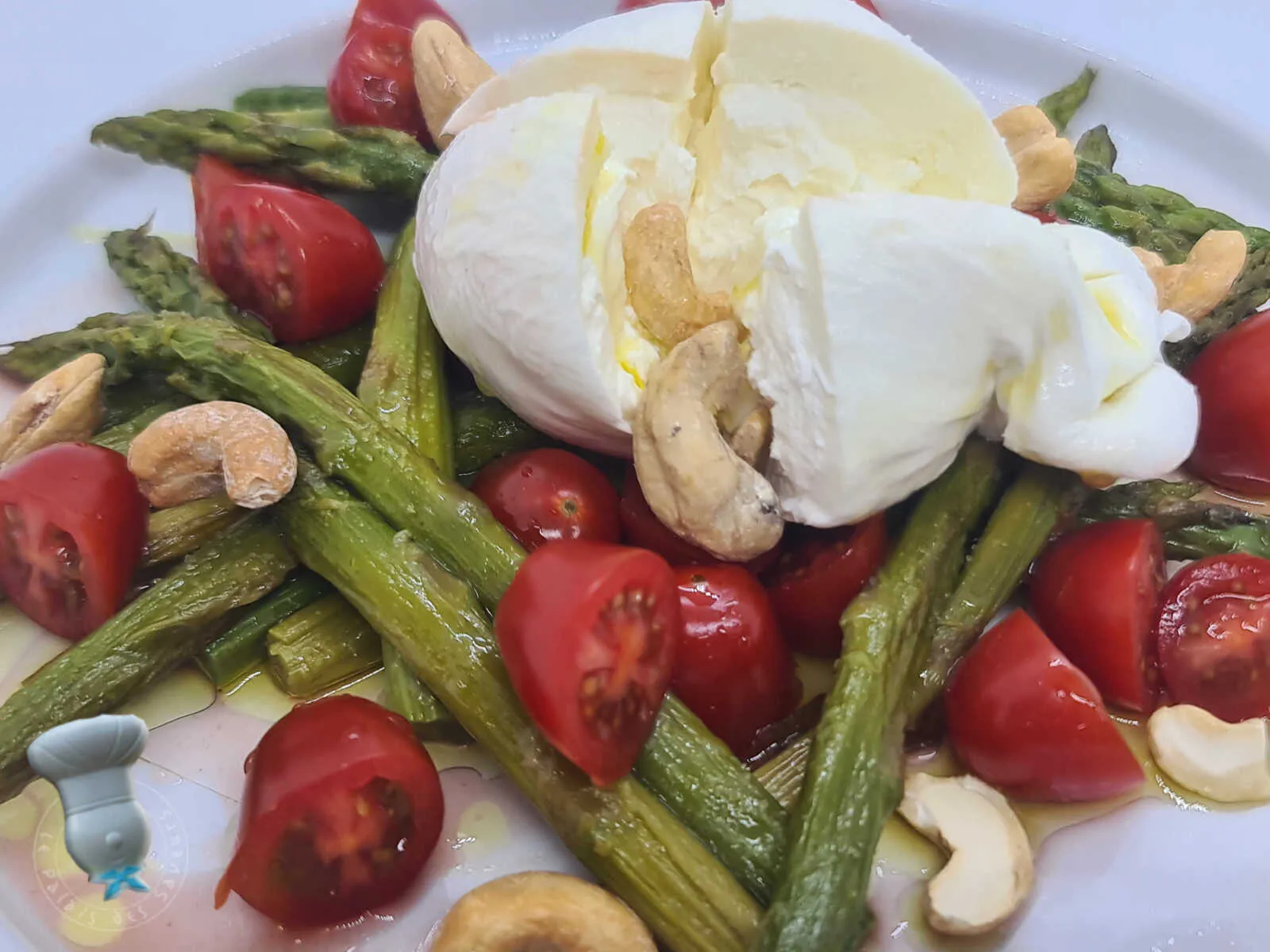 Salade d'asperges grillées, tomates cerise et burrata