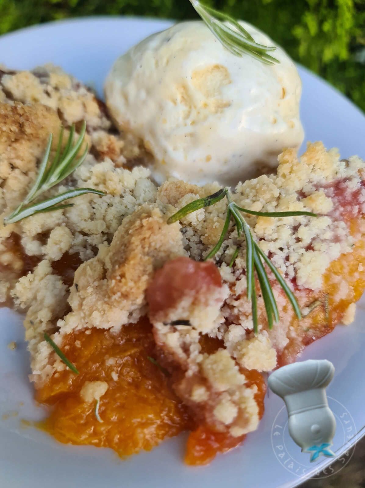 Crumble pêches abricots au romarin