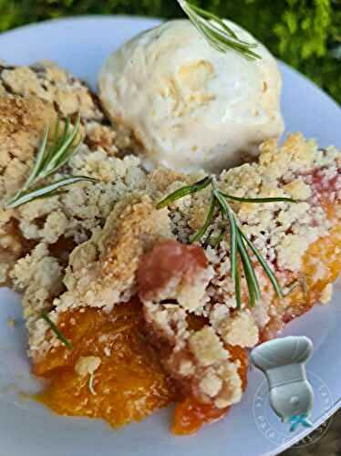 Crumble pêches abricots au romarin