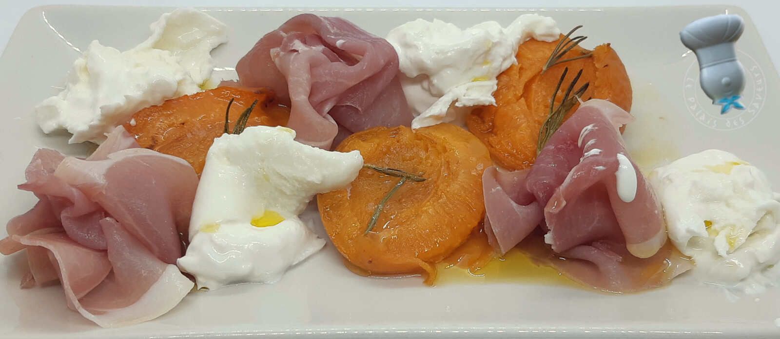 Salade d'abricots rôtis au romarin, burrata et jambon