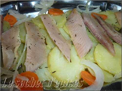 Filets de harengs fumés marinés sur lit de pommes de terre tièdes