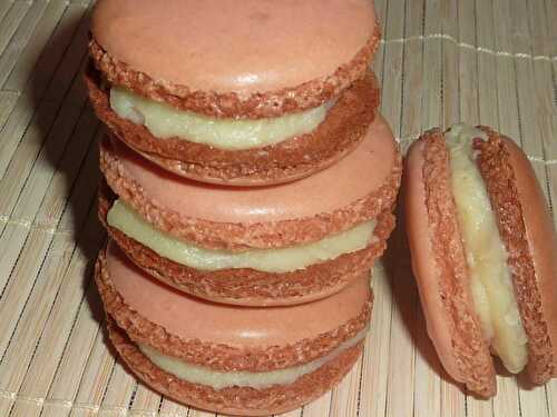 Macarons au chocolat blanc aromatisés à la mandarine et macarons à la framboise