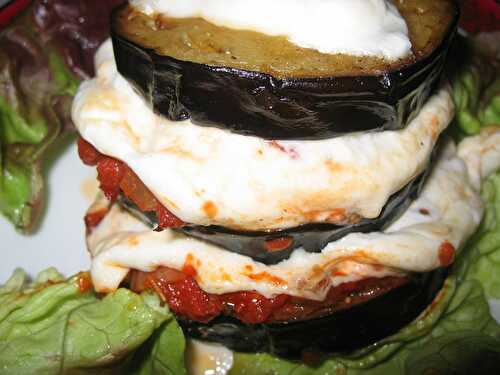 Millefeuille d'aubergine à la tomate et à la mozzarella