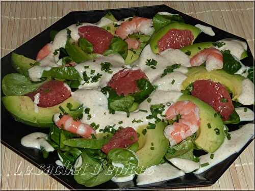 Petite salade de mâche aux crevettes, avocat et pamplemousse