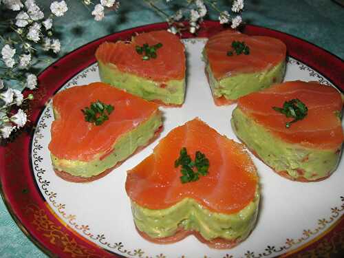 Tendres petits coeurs de saumon fumé au guacamole