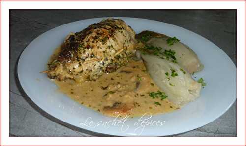 Poulet farci aux champignons et au beurre à l'ail