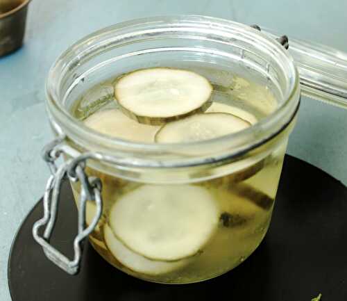 Pickles de concombres marinés dans le vinaigre