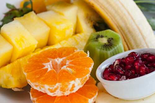 Salade de fruits pour petit-déjeuner des vacances d'été, ayurvédique, sattvique et tridoshique