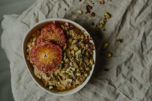 Porridge Carrot Cake ayurvédique aux 6 saveurs de l'Ayurvéda pour un petit-déjeuner complet en saison vata ou kapha