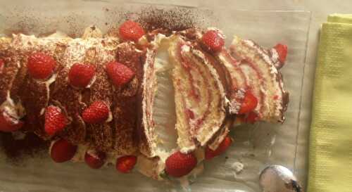 Gateau roulé aux fraises et chantilly au mascarpone pour le concours de Laurence